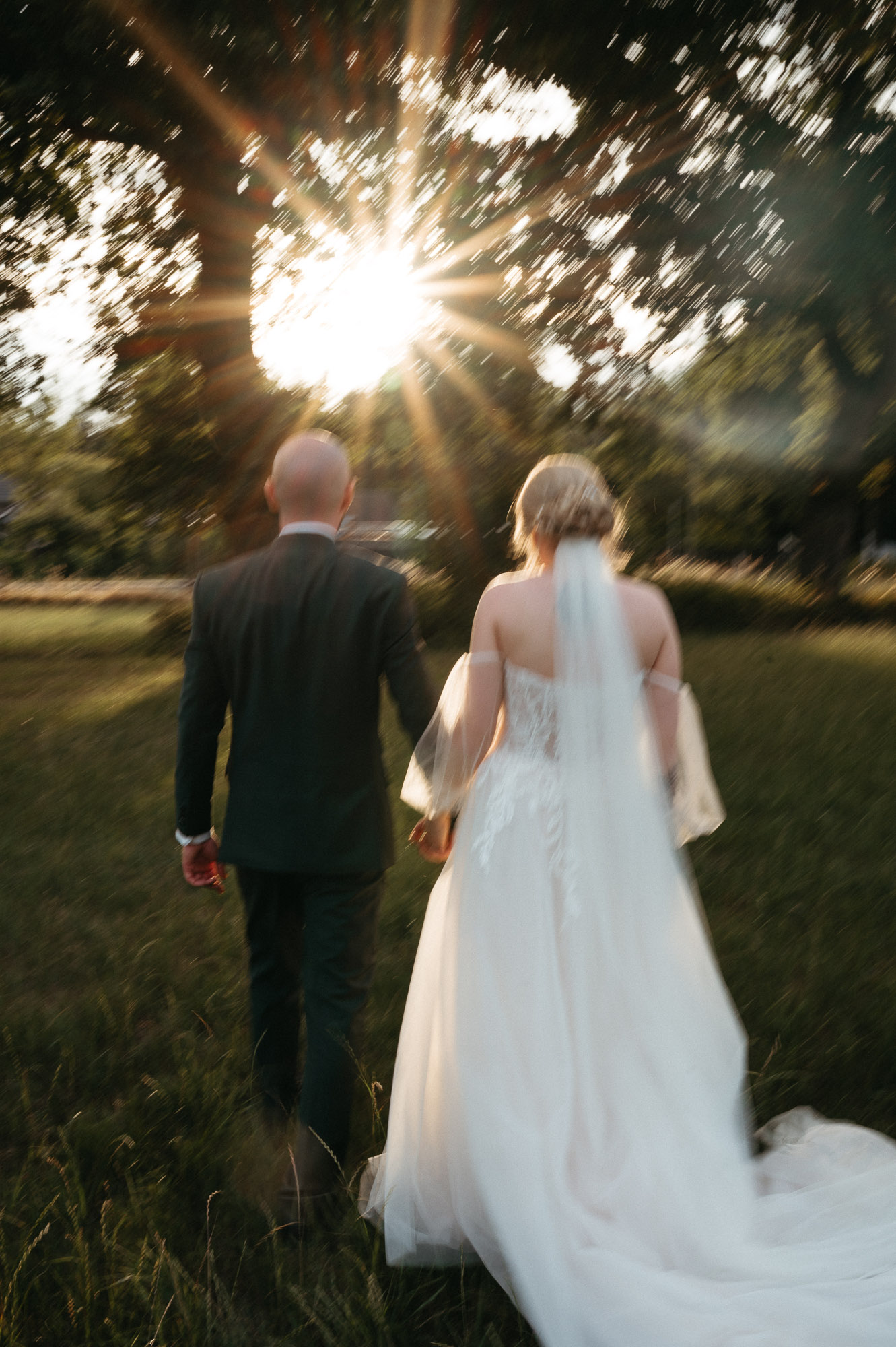 Vanessa & Dennis – Greenery Hochzeit mit Gold-Elementen in einem Vereinsheim in Hamm